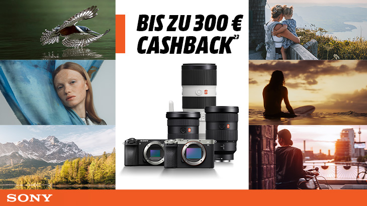 Sony-Werbebanner mit dem Text „Bis zu 300 € Cashback“ in der Mitte; darunter mehrere Sony Alpha Kameras und Objektive. Rundherum Beispielmotive: Vogel am Wasser, Bergsee-Landschaft, Silhouette am Meer bei Sonnenuntergang, Eltern mit Kind am Geländer, Fotograf in einer sandigen Landschaft, Radfahrer an einer Uferpromenade und ein Gaming-Setup zu Hause. Unten eine orange Leiste mit Sony-Logo.