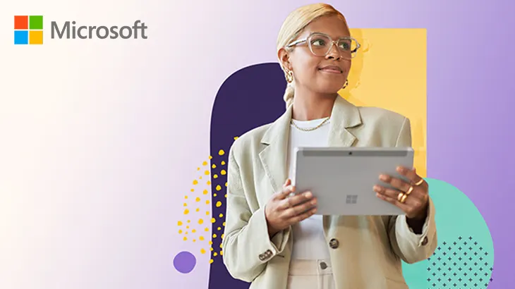 Eine Frau hält ein Tablet vor einem Hintergrund mit Formen und dem Microsoft-Logo.
