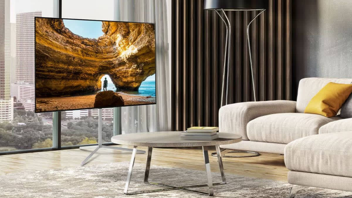 Ein LG-B3-TV steht in einem hellen Penthouse-Wohnzimmer.