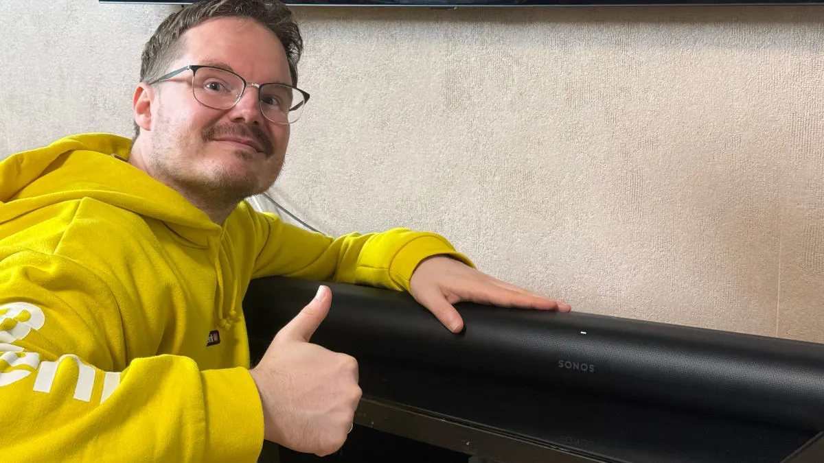 Michael posiert mit einem Daumen nach oben vor der Soundbar Sonos Arc Ultra.