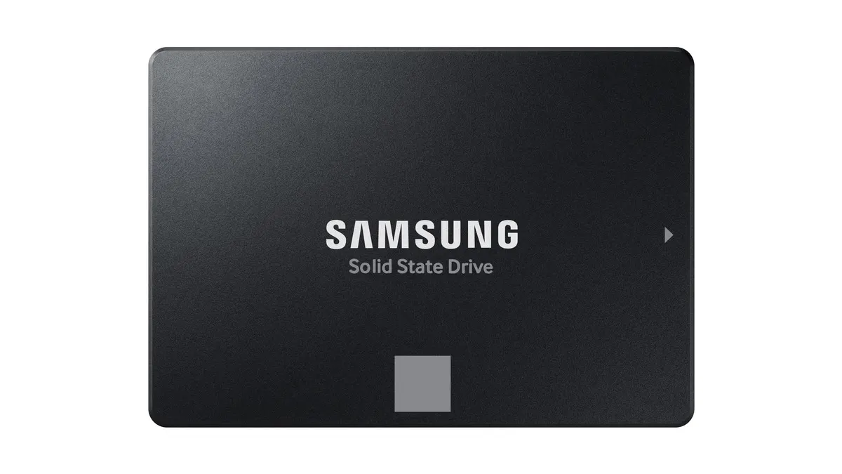Die 2,5-Zoll-SSD Samsung 870 Evo vor weißem Hintergrund.
