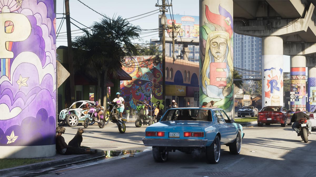 GTA 6 Screenshot: Belebte Stadtstraße unter einer Hochbrücke mit bunten Graffiti-Säulen, Autos und Motorrädern in einer sommerlichen Metropole.