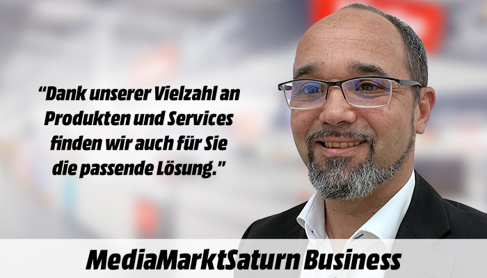 Porträt eines Mannes mit Brille, Bart und Sakko, daneben ein Zitat und unten der Schriftzug MediaMarktSaturn Business.