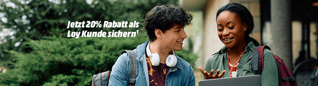 Zwei junge Menschen unterhalten sich draußen, während eine Person einen Laptop hält. Im Bild steht: „Jetzt 20 % Rabatt als Loy Kunden sichern“.