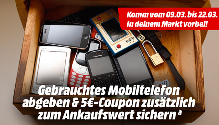 In einer Schublade befinden sich diverse ältere Handy- und Smartphone-Modelle.