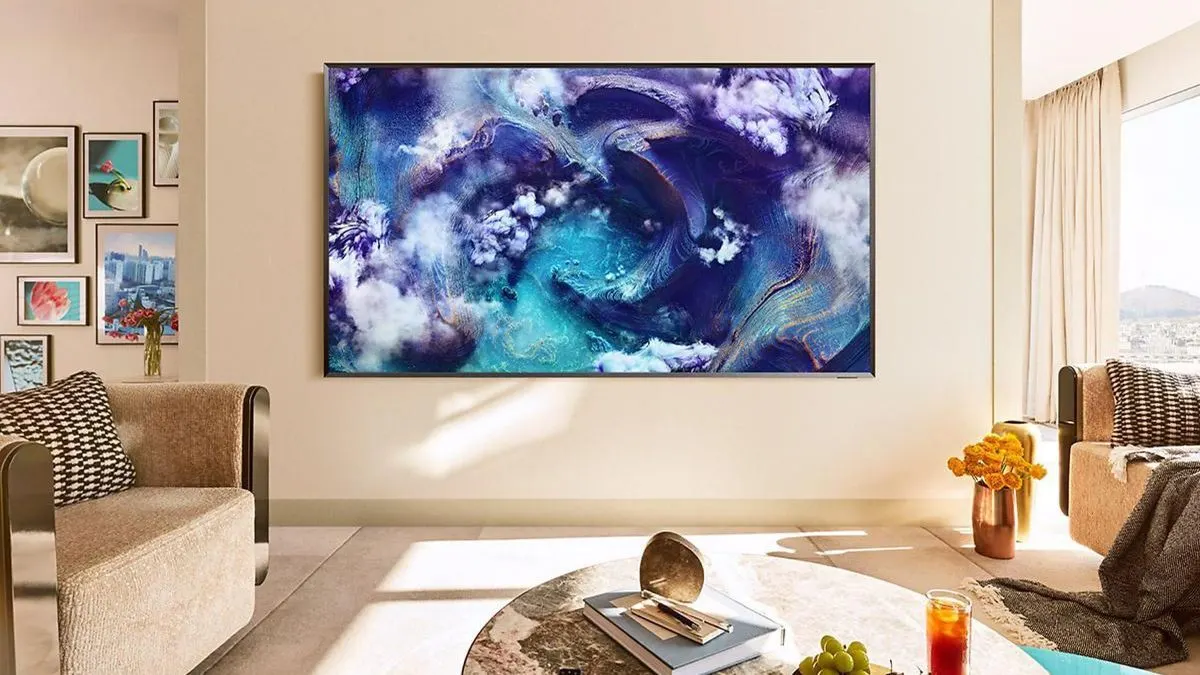 Der Samsung GQ65QN900F hängt an einer Wand in einem Wohnzimmer.