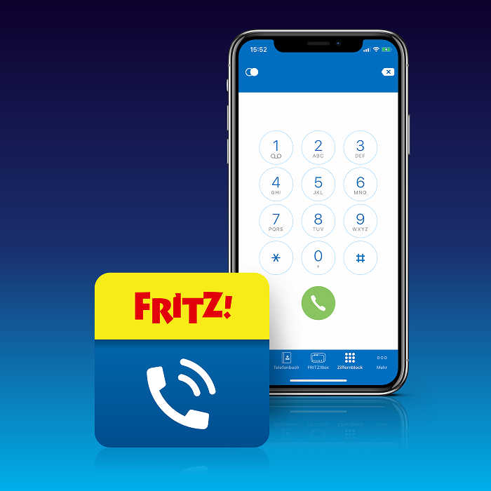 Smartphone, das den Ziffernblock zeigt, auf blauem Hintergrund. Gelb-blauer FRITZ!App-Button mit weißem Telefonsymbol.