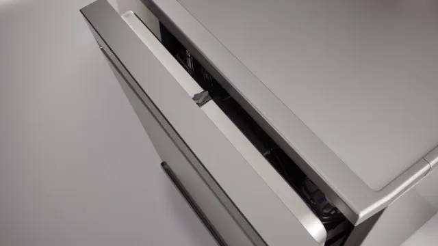 Lege den Startzeitpunkt des nächsten Spülvorgangs flexibel zwischen einer und 24 Stunden fest und behalte mit der Restzeitanzeige auf dem Display stets den Überblick. Nach dem Spülgang öffnet sich die Tür des Geschirrspülers automatisch, um Restfeuchtigkeit effizient entweichen zu lassen.