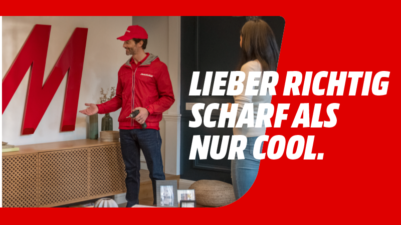 Ein Mann in roter Jacke hält einen Schraubenzieher neben einem roten "M" an der Wand. Frau im Hintergrund. Slogan: Lieber richtig scharf als nur cool.