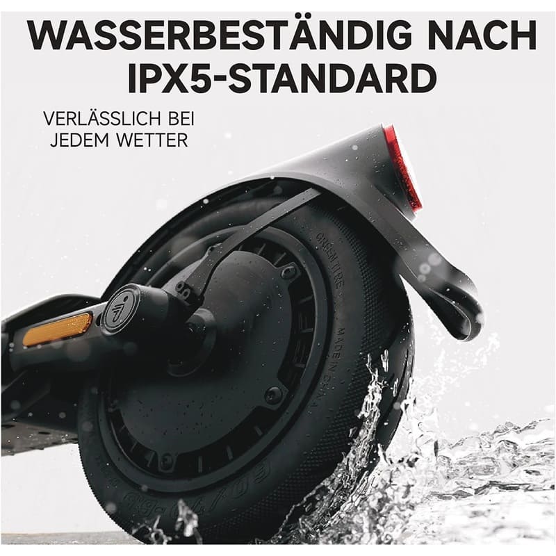 Nahaufnahme des Hinterrads vom SEGWAY Ninebot E3 Pro D E-Scooter, wasserbeständig nach IPX5-Standard, spritzendes Wasser, zuverlässige Nutzung bei jedem Wetter, weißer Hintergrund.