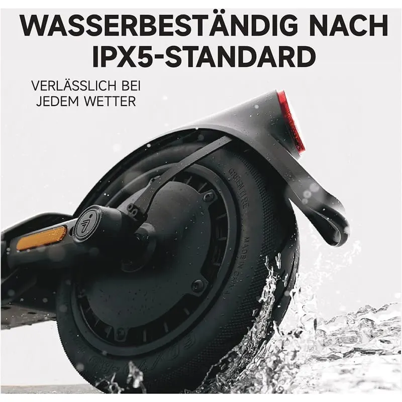 Nahaufnahme des Hinterrads vom SEGWAY Ninebot E3 Pro D E-Scooter, wasserbeständig nach IPX5-Standard, spritzendes Wasser, zuverlässige Nutzung bei jedem Wetter, weißer Hintergrund.