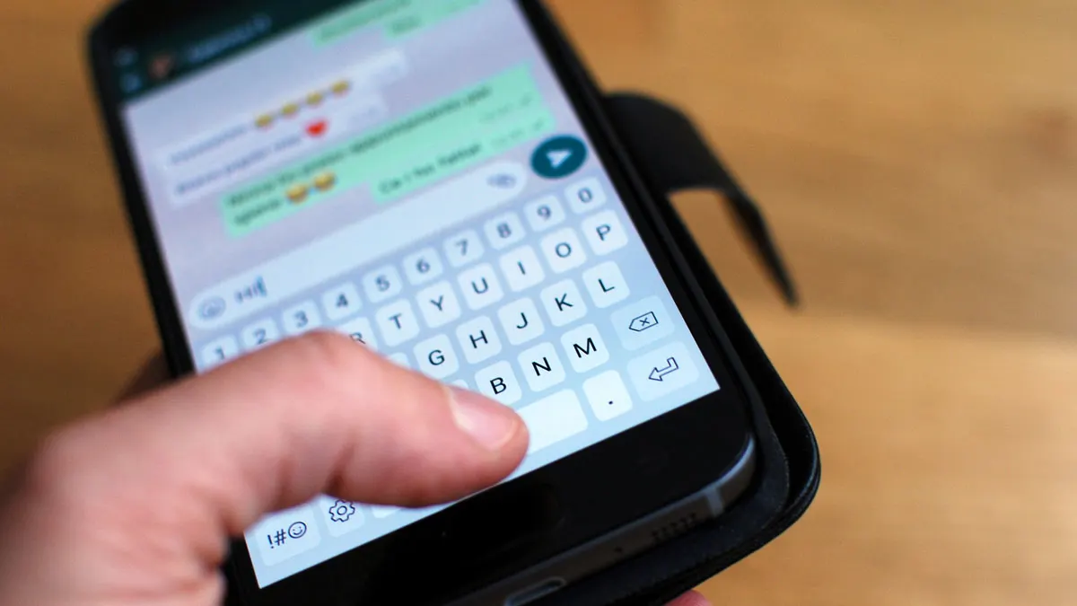 Ansicht eines Chatverlaufs auf einem Smartphone mit Fokus auf die Tastaturelemente.