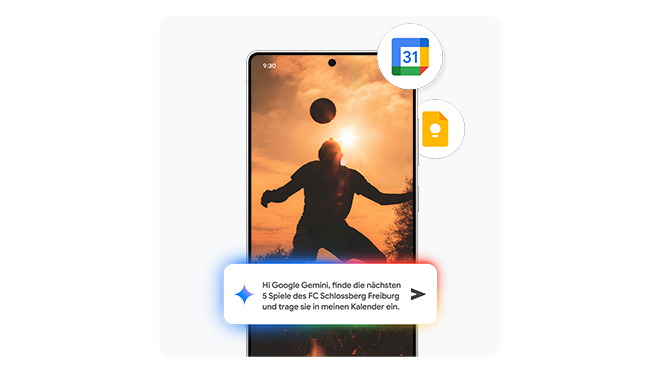 Smartphone mit einem Bild eines Fußballspielers im Gegenlicht auf dem Display. Darunter ein Sprachbefehl: „Hi Google Gemini, finde die nächsten 5 Spiele des FC Schlossberg Freiburg und trage sie in meinen Kalender ein.“ Oben rechts erscheinen Symbole für Google Kalender und Google Notizen.