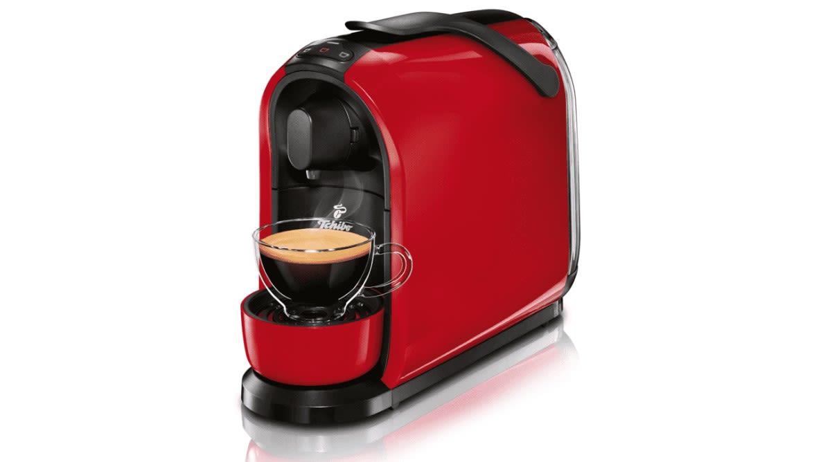 TCHIBO CAFISSIMO Pure Kapselmaschine Rot leicht seitlich mit Kaffee Crema