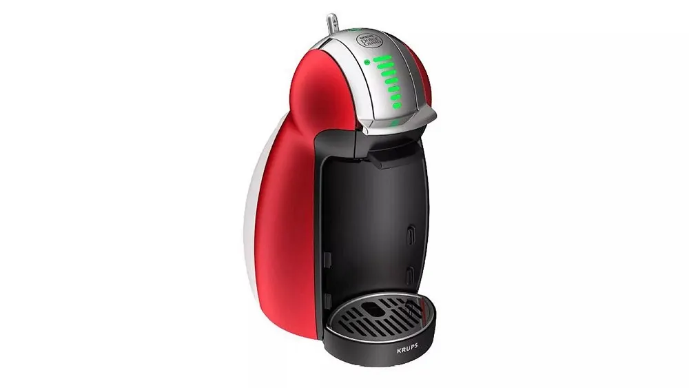 Eine rote und silberne Kaffeemaschine von Krups steht auf einem weißen Hintergrund. Grüne Lichter sind oben sichtbar.
