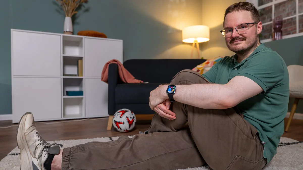 Michael mit der Huawei Watch Fit 4 beim Stretching.