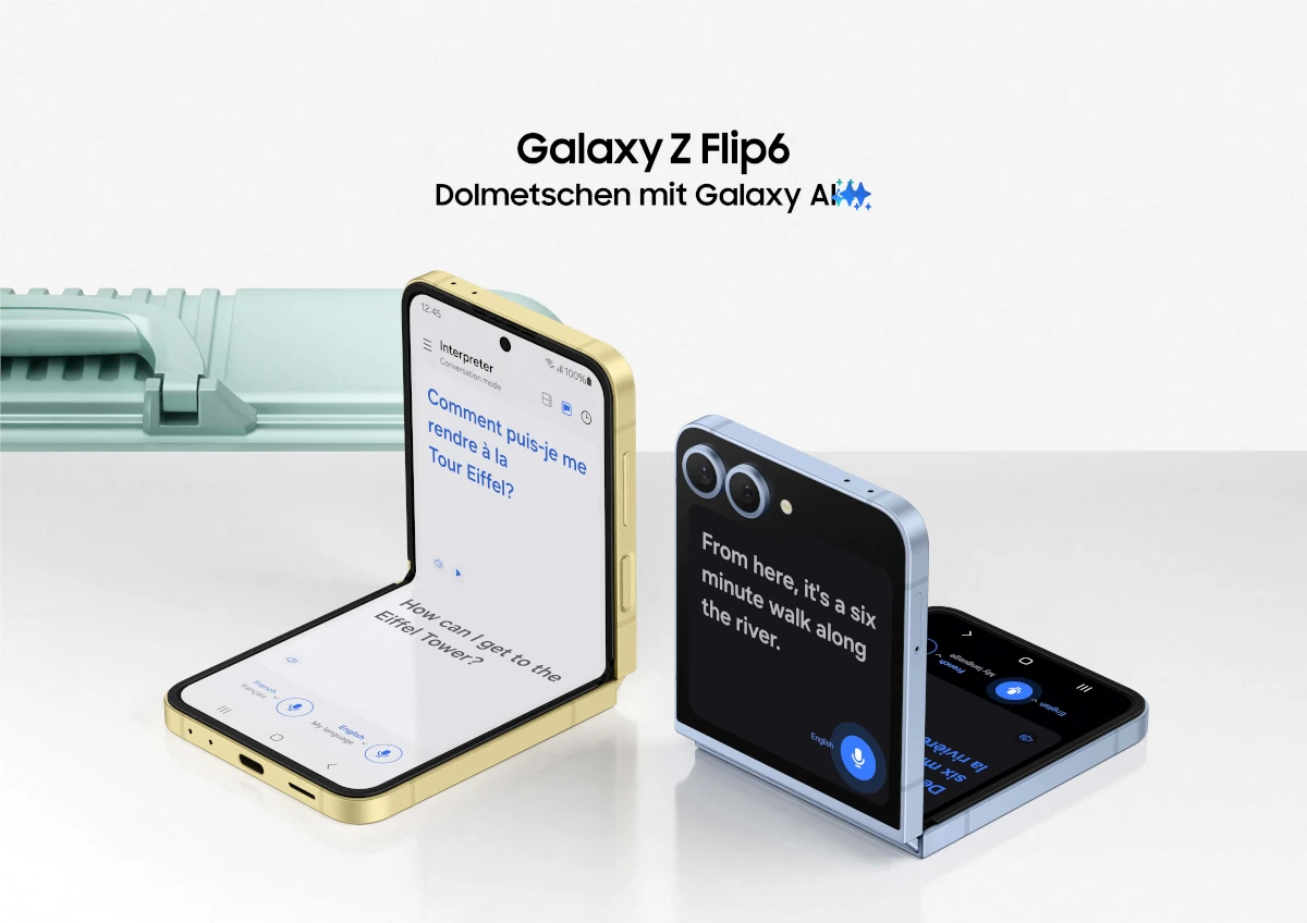 Zwei goldene und blaue Galaxy Z Flip6 Smartphones stehen geöffnet auf einem Tisch. Auf den Bildschirmen werden Übersetzungen angezeigt.