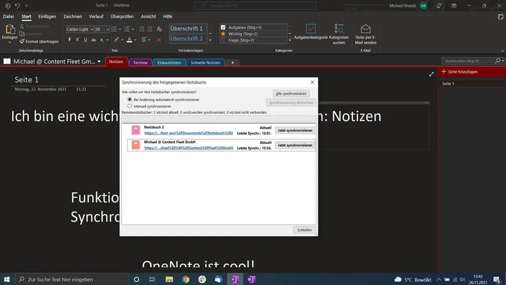 Ein geöffnetes OneNote-Fenster zeigt Notizen und ein Synchronisierungs-Dialogfenster mit Optionen. Links unten ist die Taskleiste sichtbar.