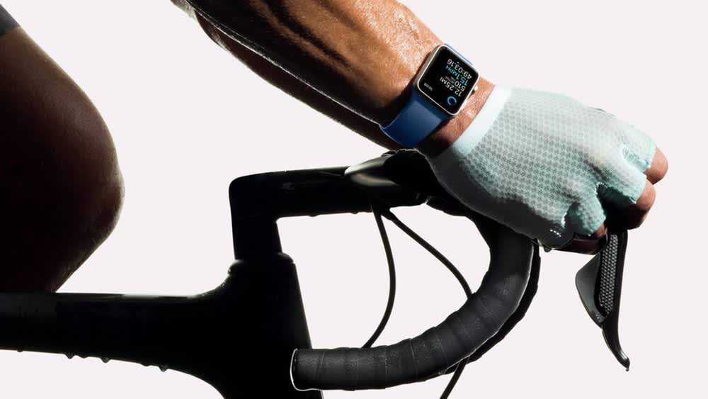 Mann sitzt auf Fahrrad mit Apple Watch 