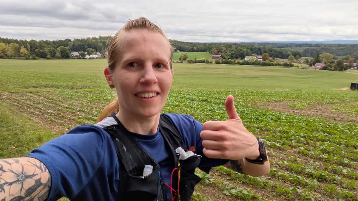 Franzi trägt die Apple Watch Ultra 3 beim Laufen und zeigt Daumen hoch.