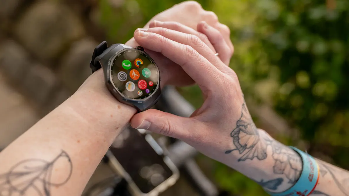 Franzi ruft die App-Übersicht auf der Huawei Watch GT 6 Pro auf.