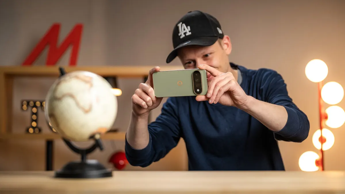Alex fotografiert einen Globus mit dem Google Pixel 11 Pro.