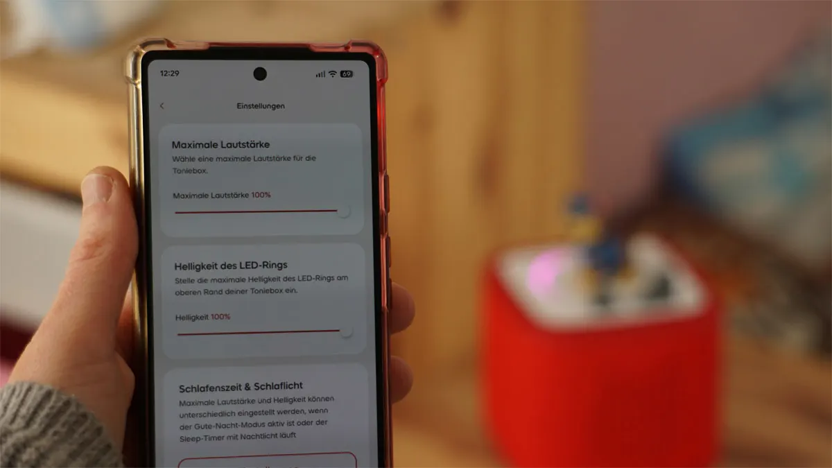 Auf einem Smartphone-Display werden die Toniebox-2-Einstellungen in der Tonies-App angezeigt.