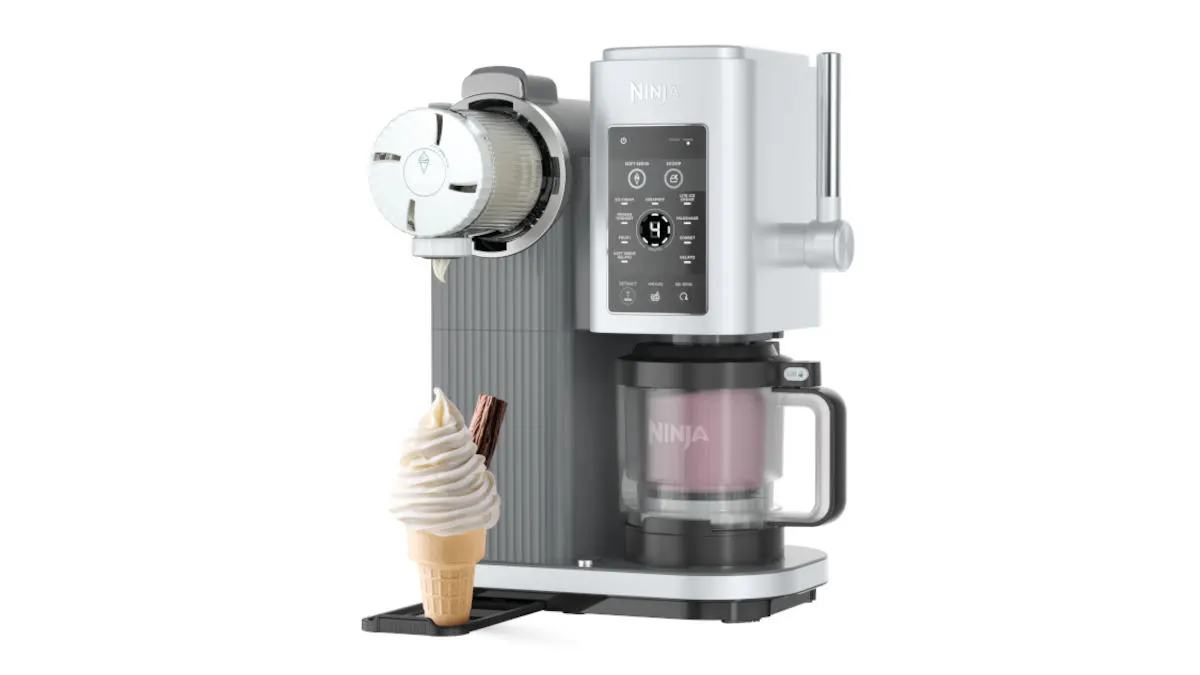 Die Eismaschine Ninja Creami Scoop & Swirl vor weißem Hintergrund.