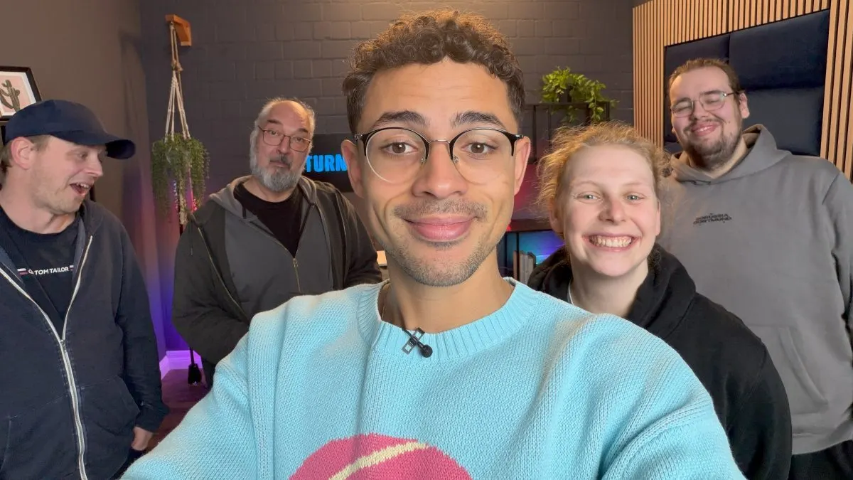 Von links nach rechts: Sebastian, Martin, Ilias, Katha und Moritz aus unserem Studio-Team in einem Selfie mit dem iPhone 17 Pro Max.