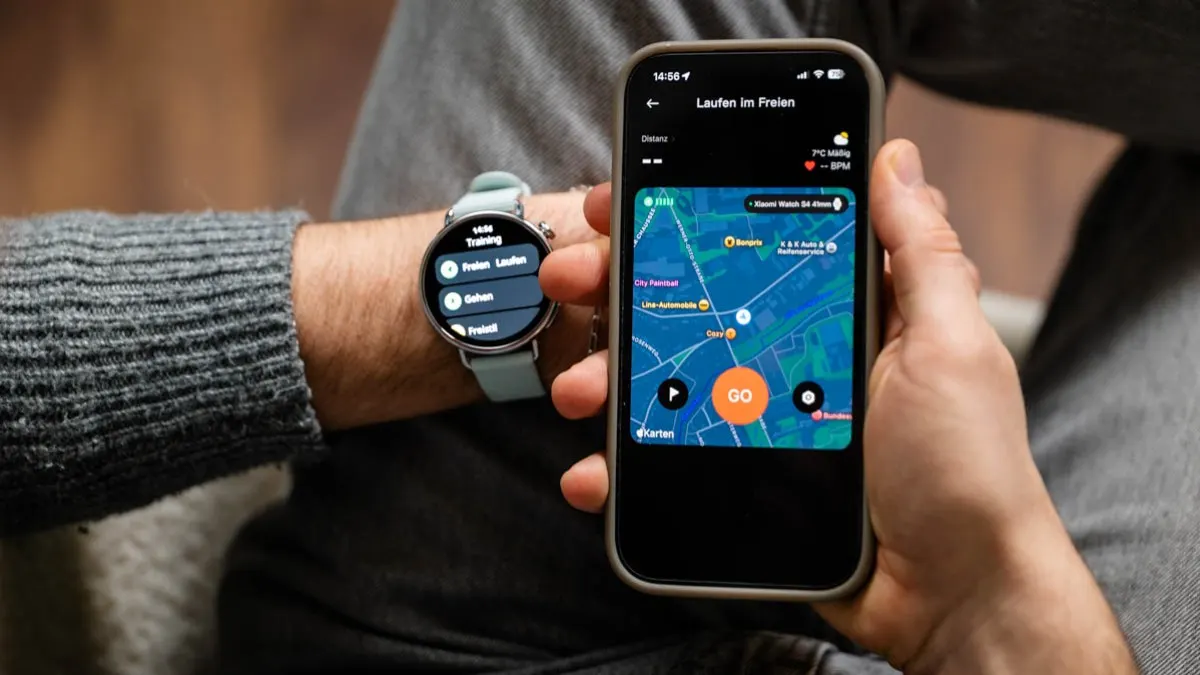 Niklas hat die App Mi Fitness auf dem iPhone geöffnet, während er die Xiaomi Watch S4 trägt.