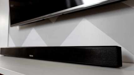 Nahaufnahme einer Soundbar unter einem Fernseher