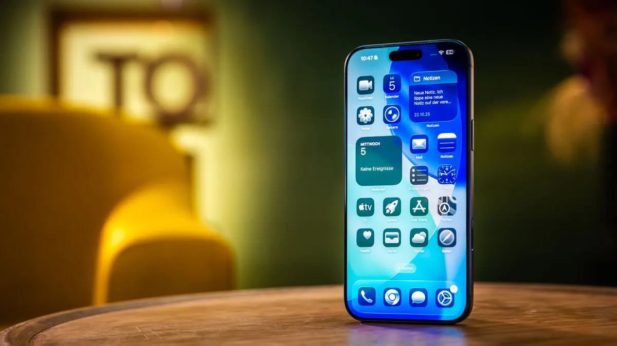 Das iPhone 17 Pro Max steht hochkant auf einem Tisch.