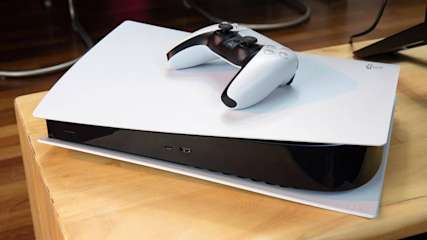 Der PlayStation-5-Controller DualSense liegt auf der PS5.