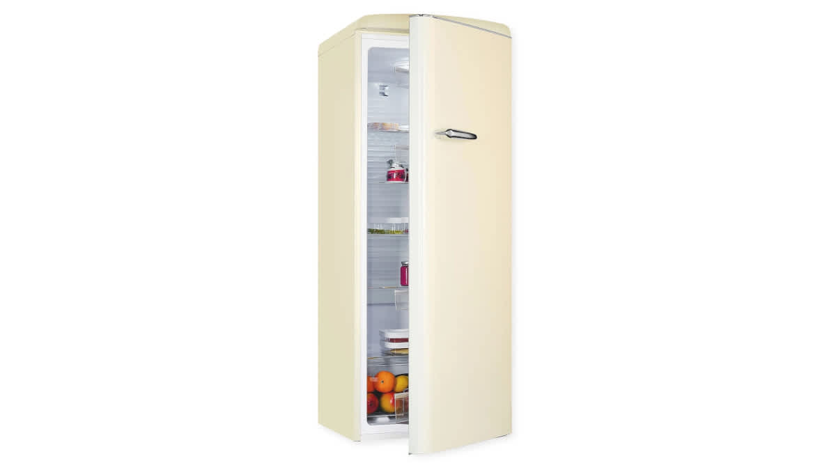 Der Retro-Kühlschrank Exquisit RKS325-V-H-160E mit geöffneter Tür.