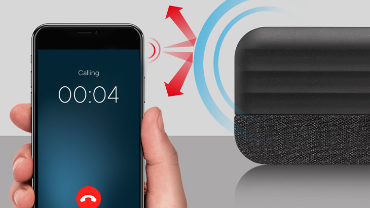 Ein Telefon in der Hand zeigt einen Anrufbildschirm mit der Zeit 00:04. Daneben steht ein grauer Lautsprecher mit roten und blauen Richtungspfeilen.