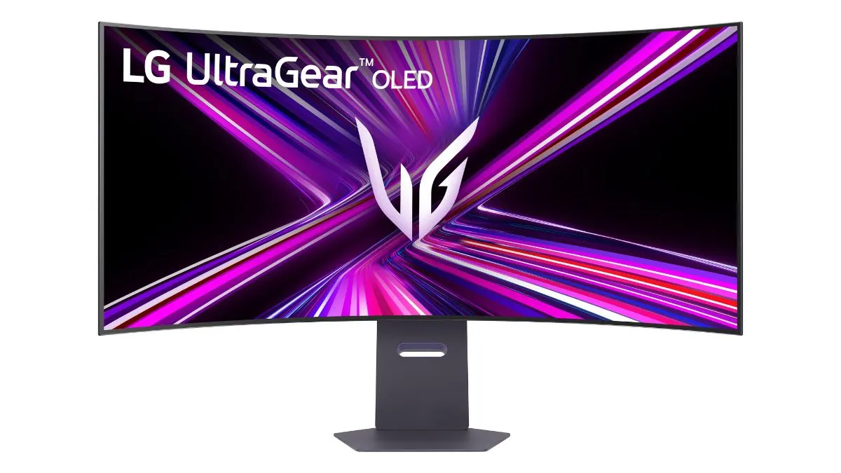 Der Ultrawide-Monitor LG UltraGear 45GX950A-B vor weißem Hintergrund.