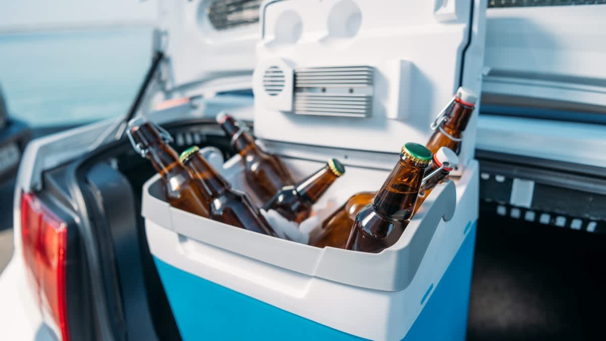 Mehrere Bierflaschen liegen in einer Kühlbox auf Eis.