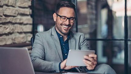 Mann mit Tablet
Urheber: Getty Images/pixelfit