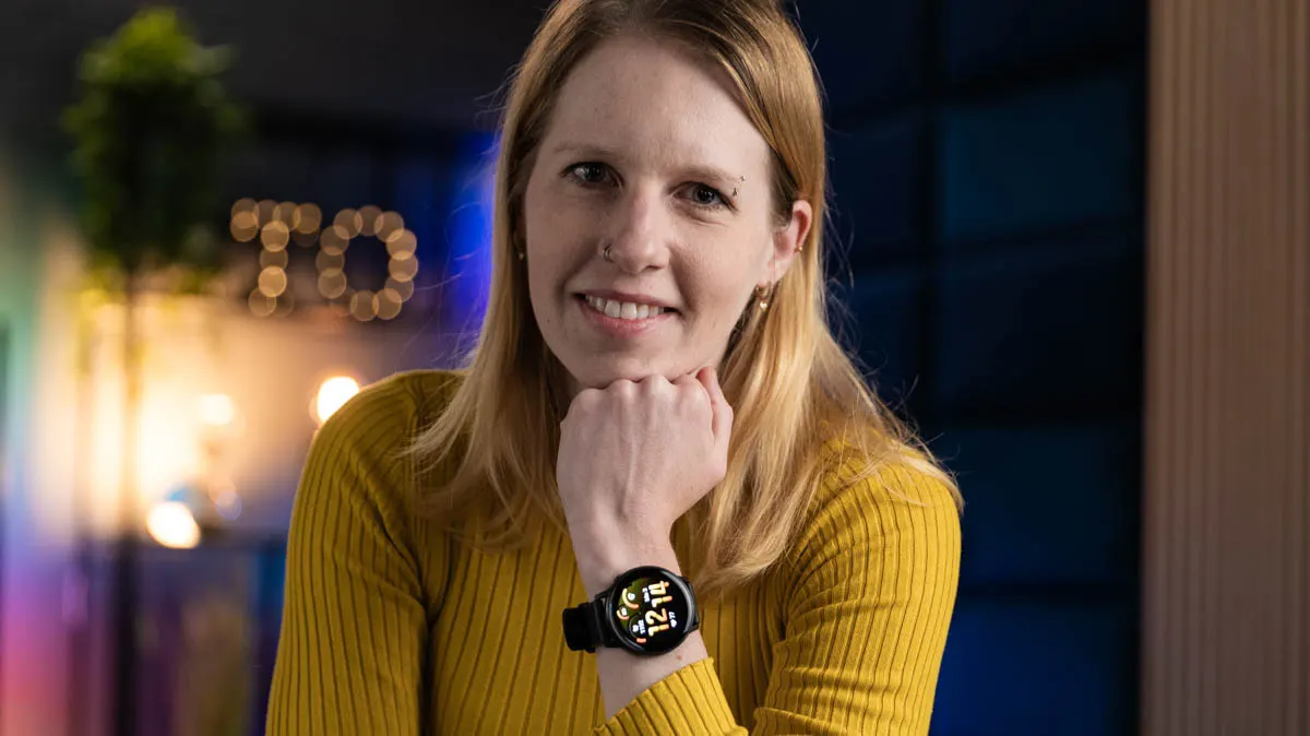 Franzi trägt die Garmin Venu 4 am linken Arm und stützt ihren Kopf auf der Hand auf.