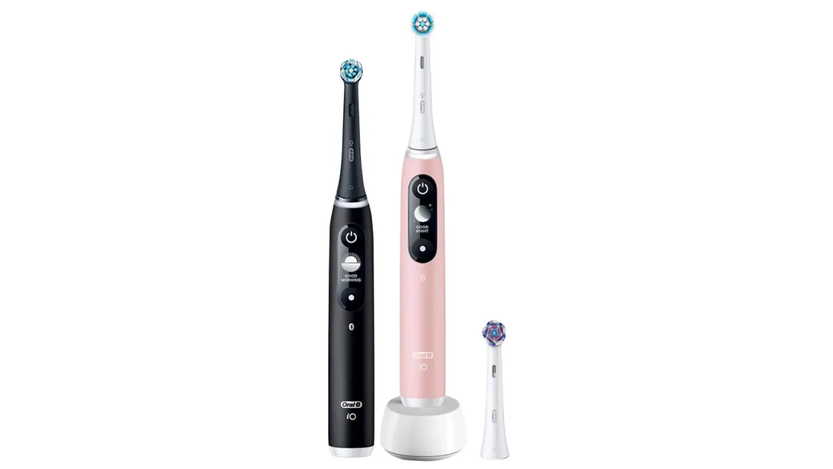 Eine schwarze und eine rosa Oral-B iO Series 6 neben einem separaten Bürstenkopf.