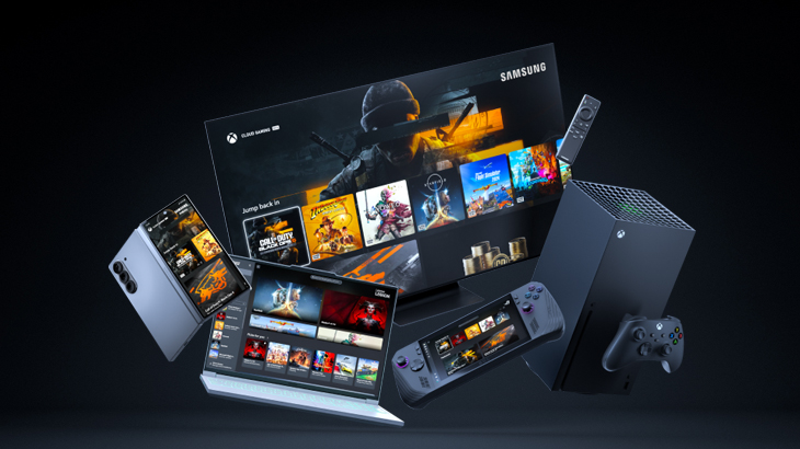 Auf schwarzem Grund schweben Geräte: Fernseher, Xbox, Controller, Laptop, Smartphone und Handheld-Konsole mit Spieloberflächen.