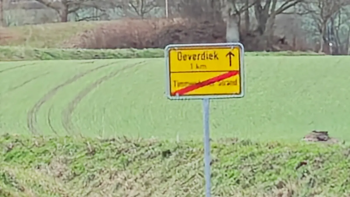 Eine Zoomaufnahme des Motorola Edge 70 zeigt ein unscharfes Ortsschild.