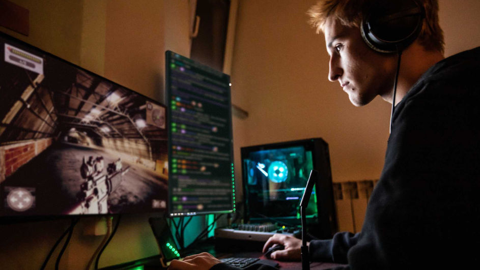 Teenager, Junge, Computer, Bildschirm, Gaming
Urheberrechte: Getty Images / CasarsaGuru