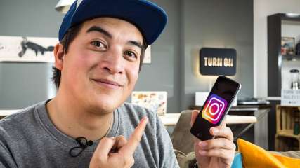 Ein Mann zeigt ein Smartphone mit der Instagram-App.