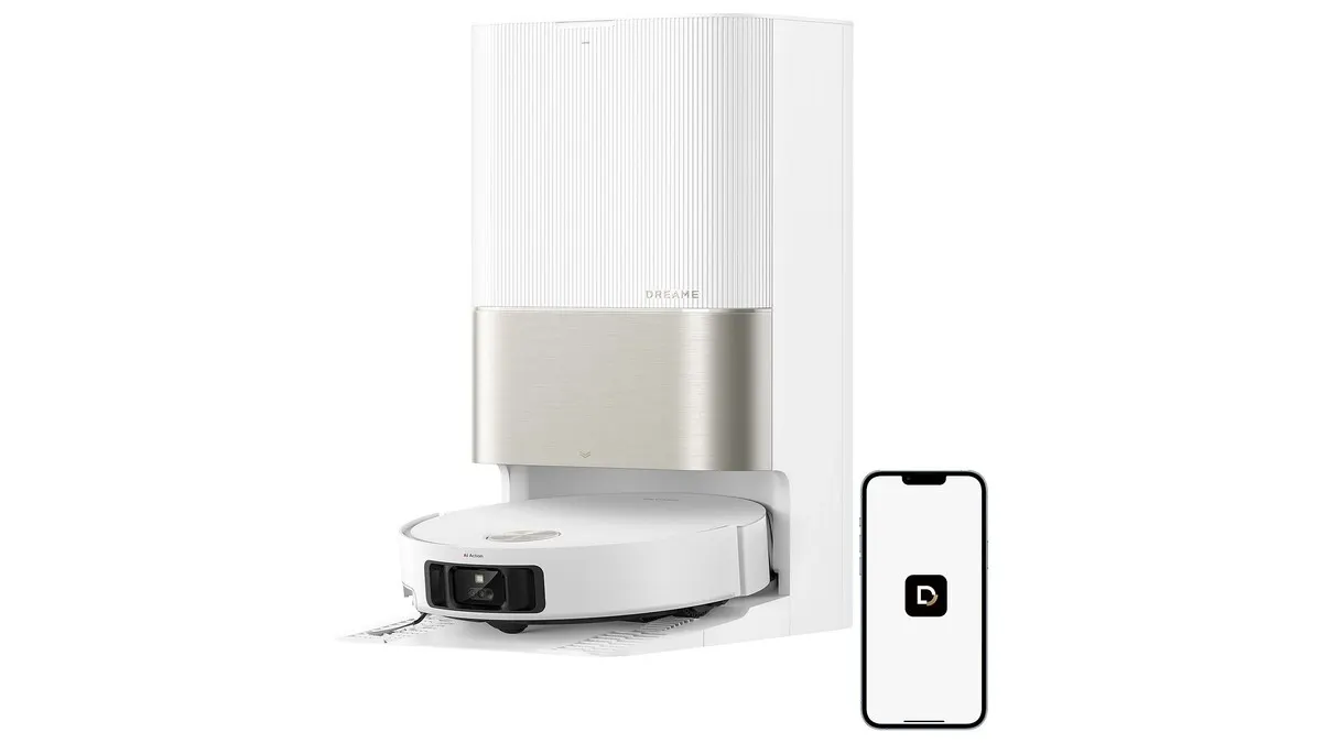 Der weiße Saug-und-Wischroboter Dreame X50 Ultra an seiner Basisstation, daneben ein Smartphone mit dem Dreame-Logo auf dem Display.
