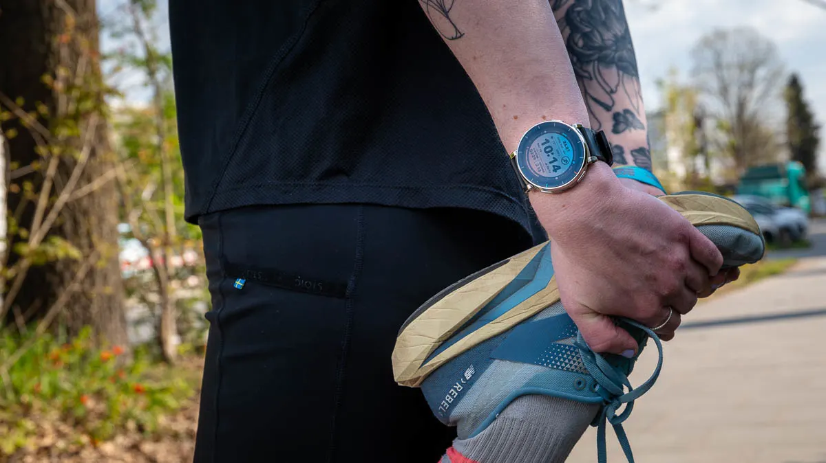 Franzi dehnt sich den Oberschenkel und trägt dabei die Amazfit Active 3 Premium am Handgelenk.
