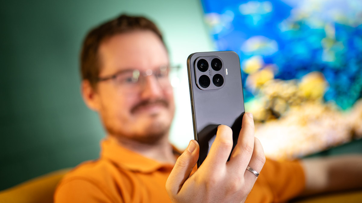 Michael hält das Xiaomi 17T mit der Rückseite in die Kamera.