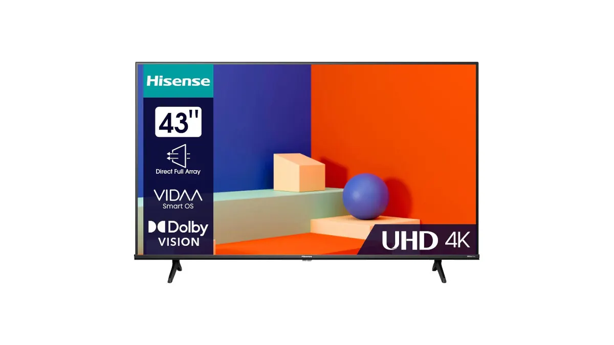 Ein Hisense 43-Zoll-Fernseher steht vor blauem und orangefarbenem Hintergrund mit geometrischen Formen und Produktlogos.