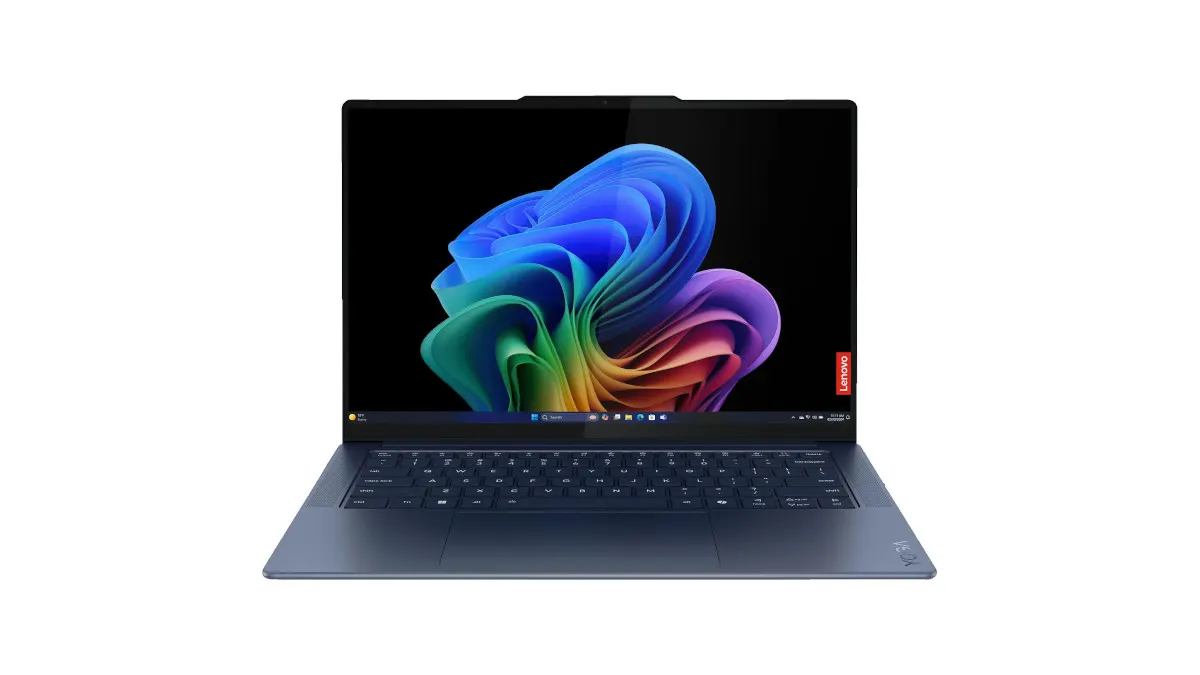 Ein geöffneter blauer Lenovo-Laptop mit schwarzer Tastatur zeigt einen farbenfrohen, abstrakten Hintergrund auf dem Bildschirm.