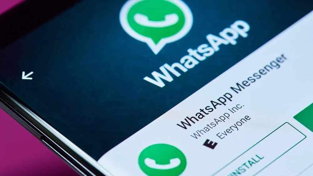 Nahaufnahme eines Smartphones mit der WhatsApp Messenger-App, die zum Installieren bereit ist. Das grüne App-Symbol ist sichtbar.